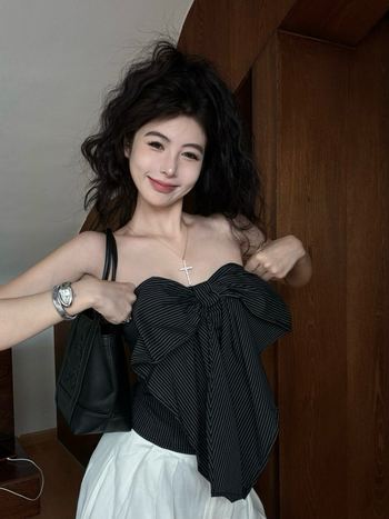 Ženski crop top bez naramenica s mašnicom i prugama, otvorena leđa, ljeto 2025