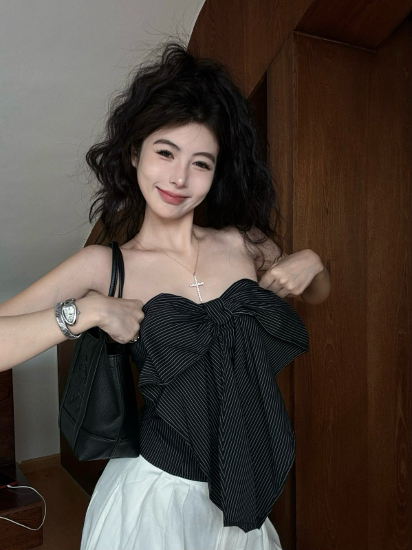 Ženski crop top bez naramenica s mašnicom i prugama, otvorena leđa, ljeto 2025