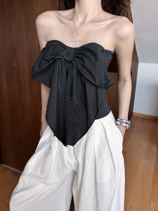 Ženski crop top bez naramenica s mašnicom i prugama, otvorena leđa, ljeto 2025