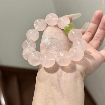 Narukvica od ružnog kristala s bočnim kamenjem od kalcedona, kineski stil, individualno pakiranje, izlazak u jesen 2024