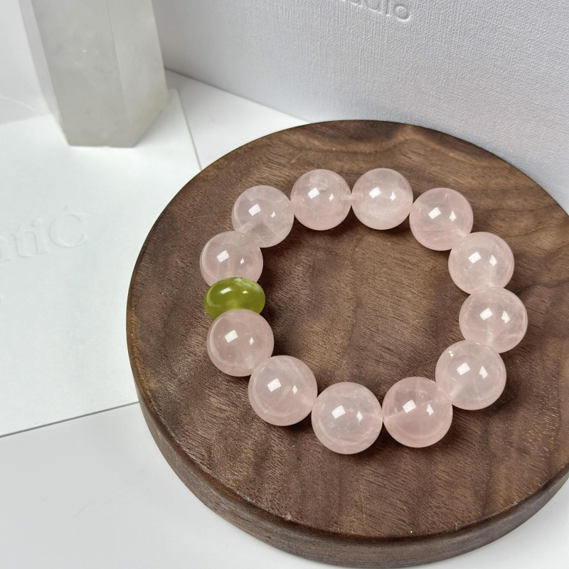 Narukvica od ružnog kristala s bočnim kamenjem od kalcedona, kineski stil, individualno pakiranje, izlazak u jesen 2024