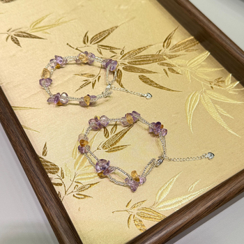 Rokassprādze ar citrīna kristālu un ametista sānu akmeņiem, sakausējuma uzmava — viegls luksusa stils, pavasara 2025 izlaidums