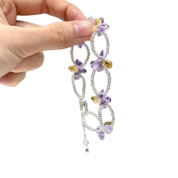 Rokassprādze ar citrīna kristālu un ametista sānu akmeņiem, sakausējuma uzmava — viegls luksusa stils, pavasara 2025 izlaidums