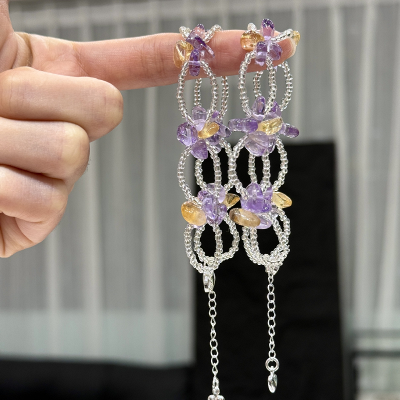Rokassprādze ar citrīna kristālu un ametista sānu akmeņiem, sakausējuma uzmava — viegls luksusa stils, pavasara 2025 izlaidums