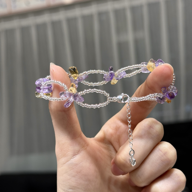 Rokassprādze ar citrīna kristālu un ametista sānu akmeņiem, sakausējuma uzmava — viegls luksusa stils, pavasara 2025 izlaidums