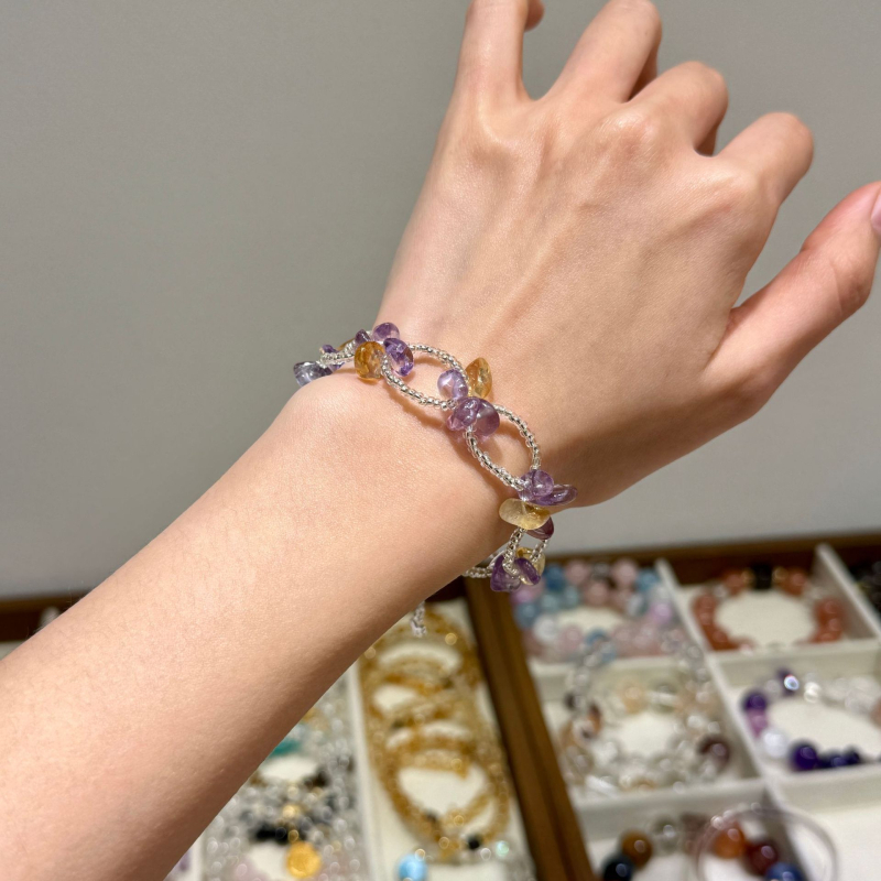 Rokassprādze ar citrīna kristālu un ametista sānu akmeņiem, sakausējuma uzmava — viegls luksusa stils, pavasara 2025 izlaidums