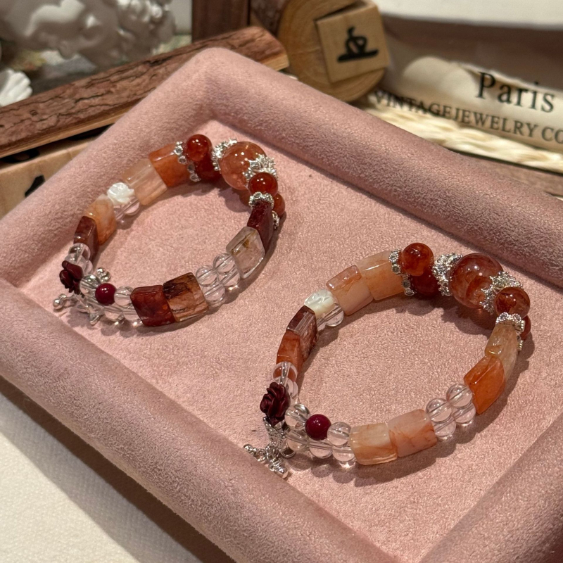 Narukvica s kristalnim perlama, bez bočnih kamenčića, modna jesen 2025