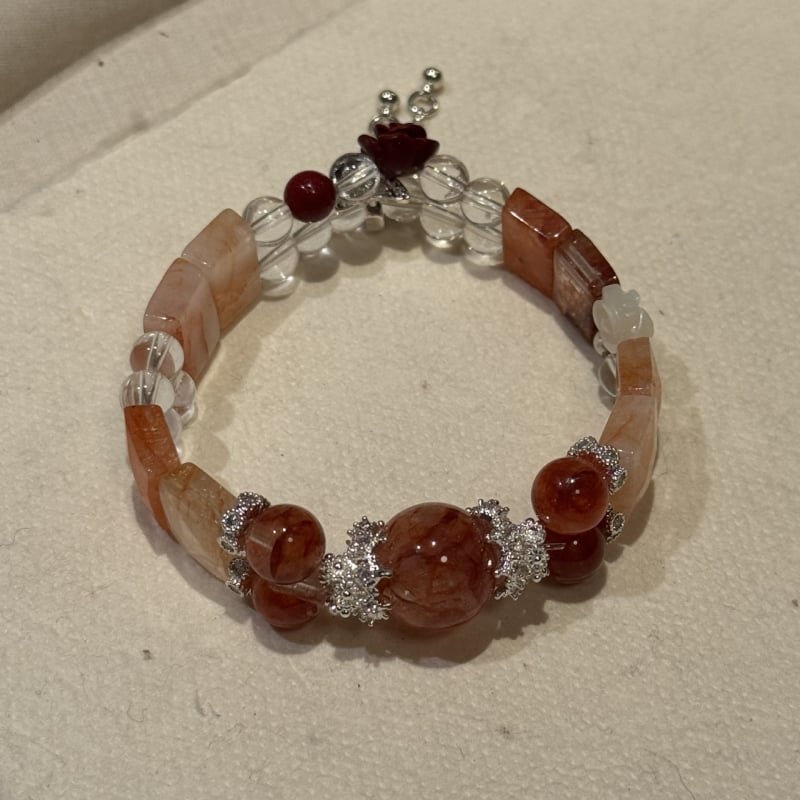 Narukvica s kristalnim perlama, bez bočnih kamenčića, modna jesen 2025