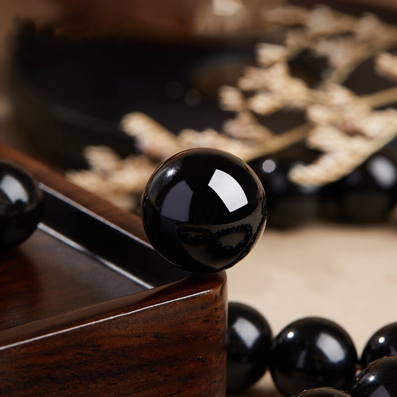 Narukvica od obsidijana, unisex stil, prirodni stil, geometrijski oblik (Materijal: obsidijan; Obrada: brušenje i poliranje; Stil: unisex; Oblik: geometrijski; Kategorija: ručni ukras)