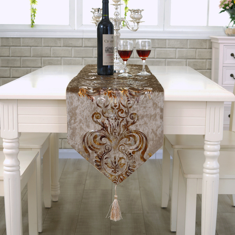 Table Runner cu accente bronzate, stil palat european modern, model geometric, țesătură flok, fibre de polipropilenă 80%