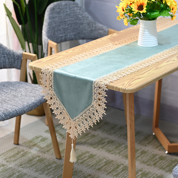 Stolni runner pavlovo zelene baršuna s čipkom, nordijski modern stil, poliester, dimenzije 40x80 cm, 40x100 cm, 40x120 cm