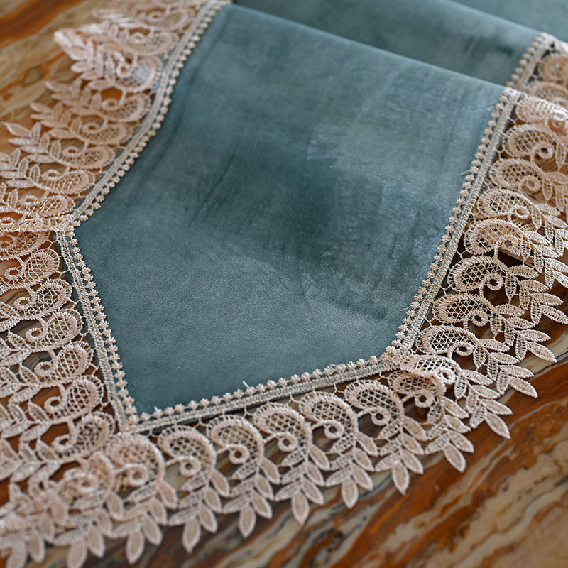 Stolni runner pavlovo zelene baršuna s čipkom, nordijski modern stil, poliester, dimenzije 40x80 cm, 40x100 cm, 40x120 cm