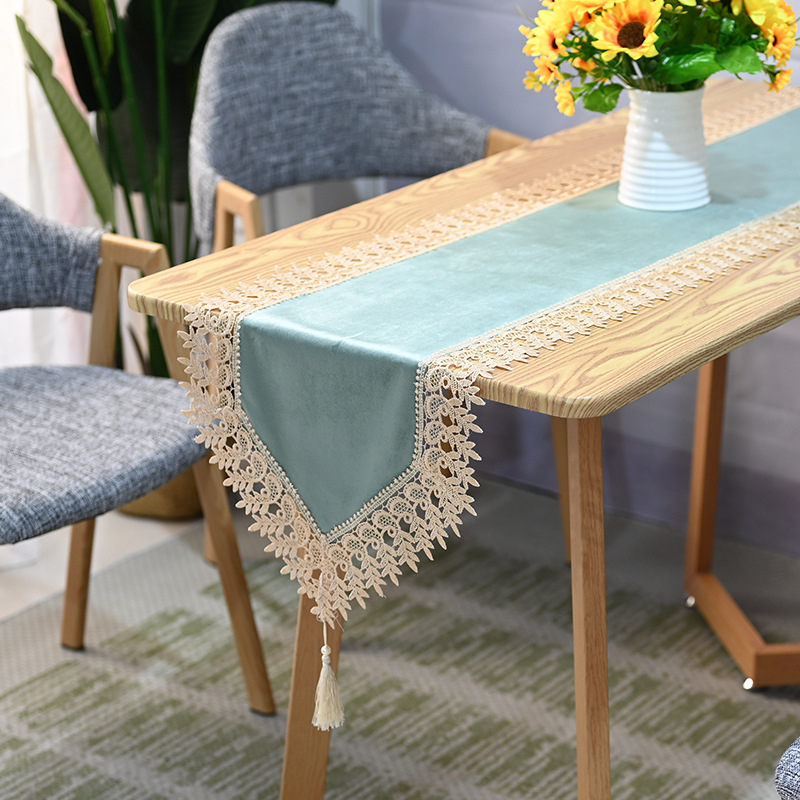 Stolni runner pavlovo zelene baršuna s čipkom, nordijski modern stil, poliester, dimenzije 40x80 cm, 40x100 cm, 40x120 cm