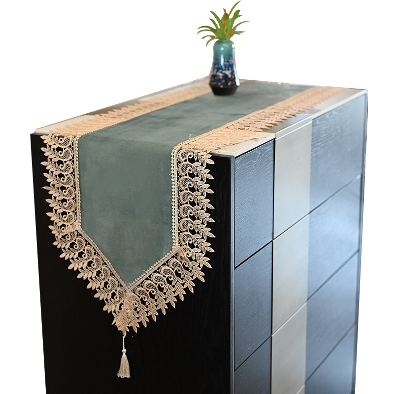 Stolni runner pavlovo zelene baršuna s čipkom, nordijski modern stil, poliester, dimenzije 40x80 cm, 40x100 cm, 40x120 cm