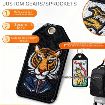 Siuvinėtas raktų pakabukas su karikatūrų raštu, netaisyklingos formos; medžiagos: audinys, poliesterio siūlas, PU; procesai: siuvinėtas raktų pakabukas, siuvinėta knygos žymeklis, siuvinėta mažytė maišytė