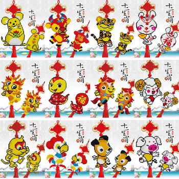 Auto privjesak s karikaturnim križnim šivanjem na dvostranoj plastičnoj ploči, 14CT