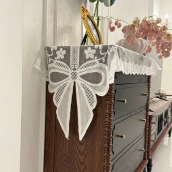 Față de masă dantelată, stil coreean, material poliester, pentru living, birou sau restaurant (Material: Poliester, Stil: Coreean, Spațiu: living, birou, restaurant)