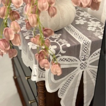 Față de masă dantelată, stil coreean, material poliester, pentru living, birou sau restaurant (Material: Poliester, Stil: Coreean, Spațiu: living, birou, restaurant)