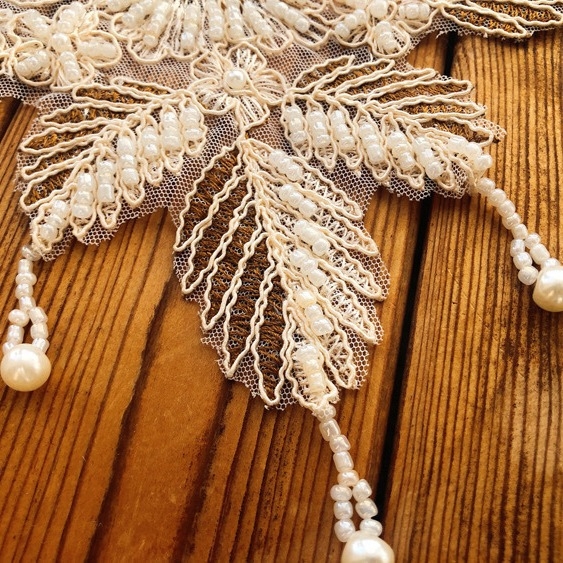 Acoperire decorativă de praf cu dantelă în stil european, cusută manual cu mărgele, pentru seturi de ceai și mici electrocasnice; Material: fibră chimică; Potrivit pentru living, dormitor și spații comerciale