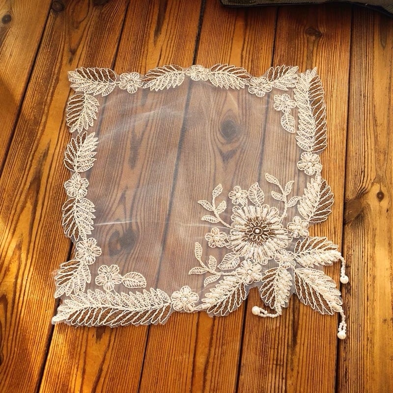 Acoperire decorativă de praf cu dantelă în stil european, cusută manual cu mărgele, pentru seturi de ceai și mici electrocasnice; Material: fibră chimică; Potrivit pentru living, dormitor și spații comerciale