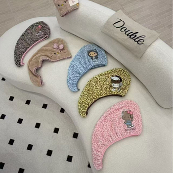 Set ručnika od coral fleece s leopard uzorkom – debeo, 200–300 g, uključuje ručnik za tuširanje, kapu za sušenje kose i ogrtač