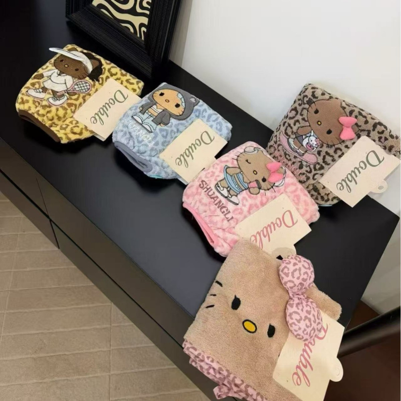 Set ručnika od coral fleece s leopard uzorkom – debeo, 200–300 g, uključuje ručnik za tuširanje, kapu za sušenje kose i ogrtač