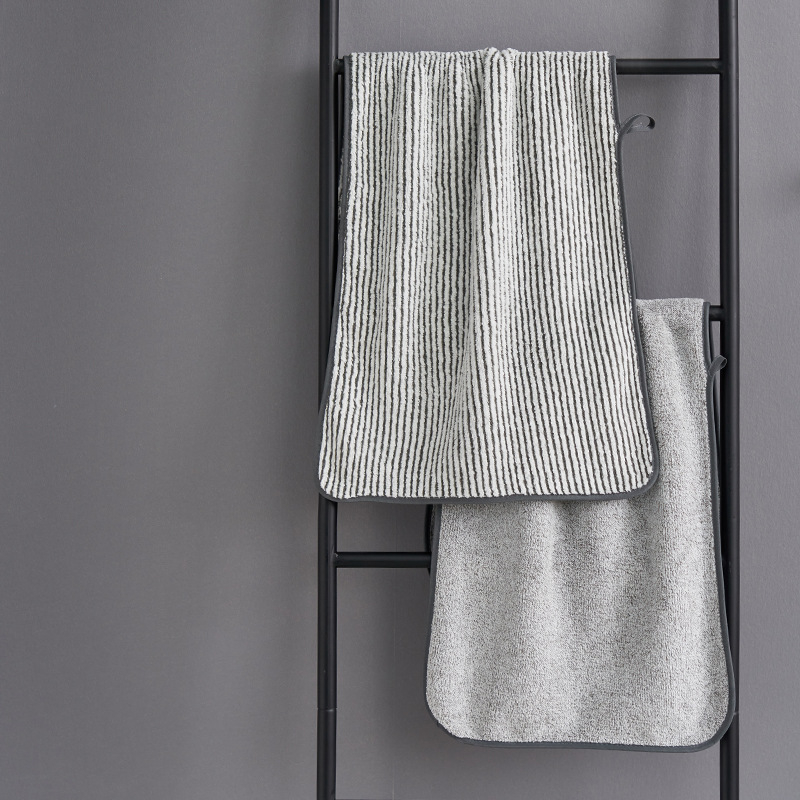 Trodijeli set za kupanje: kupaći ručnik, ručnik za tijelo i kapa za tuširanje; koralni pliš od bambusovog ugljena; antibakterijski i visoko upija vlagu; smjesa poliestera/nylona