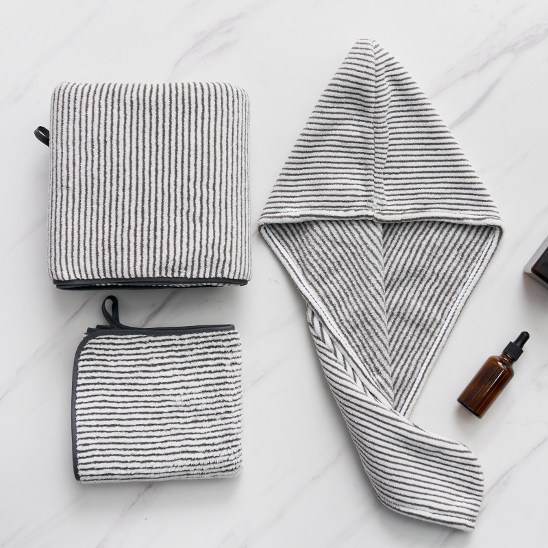 Trodijeli set za kupanje: kupaći ručnik, ručnik za tijelo i kapa za tuširanje; koralni pliš od bambusovog ugljena; antibakterijski i visoko upija vlagu; smjesa poliestera/nylona