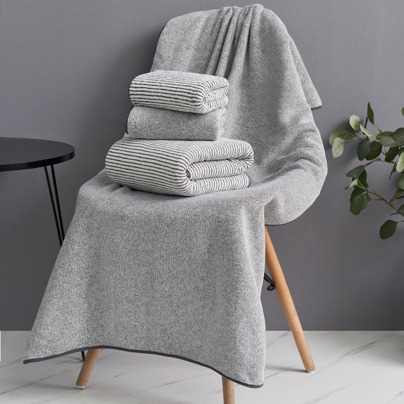 Trodijeli set za kupanje: kupaći ručnik, ručnik za tijelo i kapa za tuširanje; koralni pliš od bambusovog ugljena; antibakterijski i visoko upija vlagu; smjesa poliestera/nylona