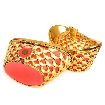 Prazan zlatni ingot ukras - plastična kutija za slatkiše, rekvizit za dnevni boravak i pozornicu, s mašnicom i torbom