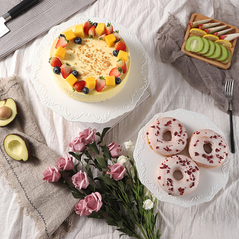 Porcelanski kružni tanjur za desert s reljefnim voćnim motivom, mikrovalna sigurna, glazirana površina, moderan jednostavan stil, stalak za tortu