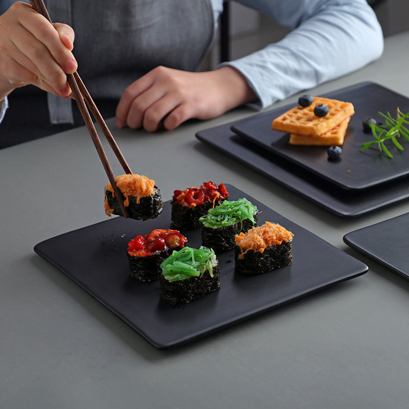 Porcelanska okrugla tanjura, moderan minimalistički stil, pogodna za mikrovalnu