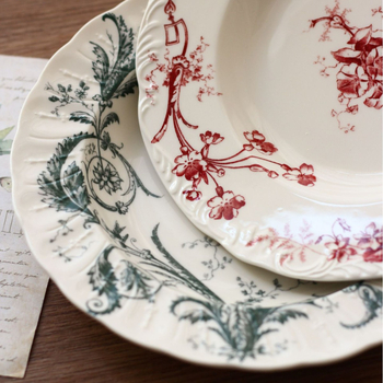 Duboki keramički tanjur s motivom cvijeća i ptica, retro stil, kružnog oblika, pogodan za mikrovalnu