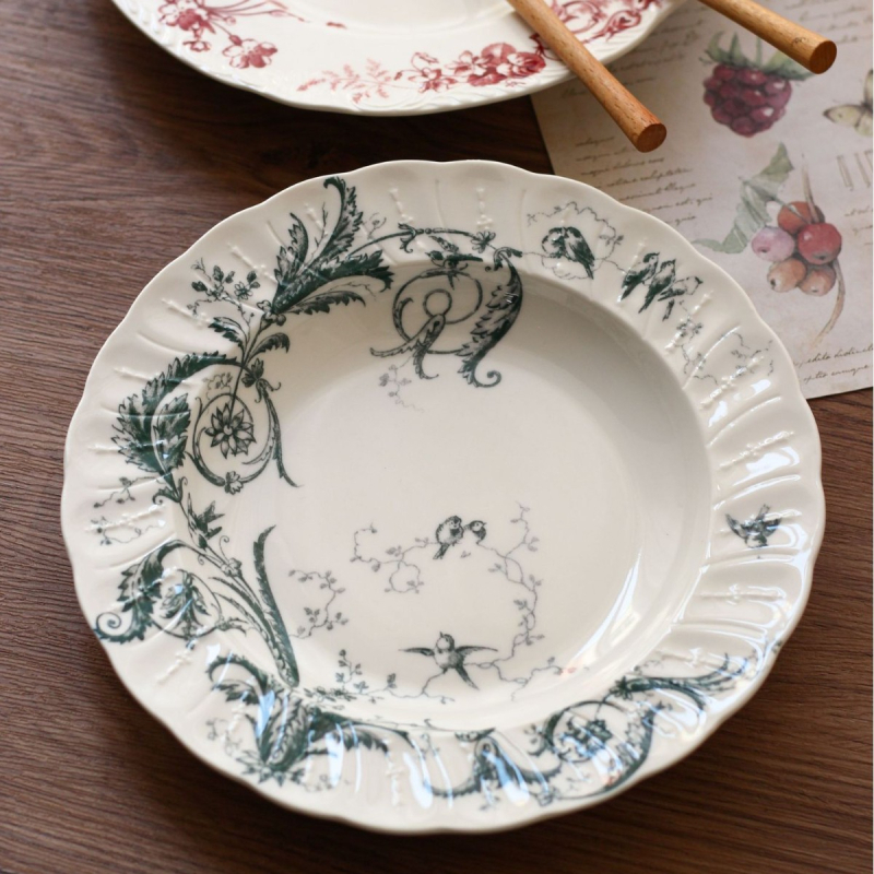 Duboki keramički tanjur s motivom cvijeća i ptica, retro stil, kružnog oblika, pogodan za mikrovalnu