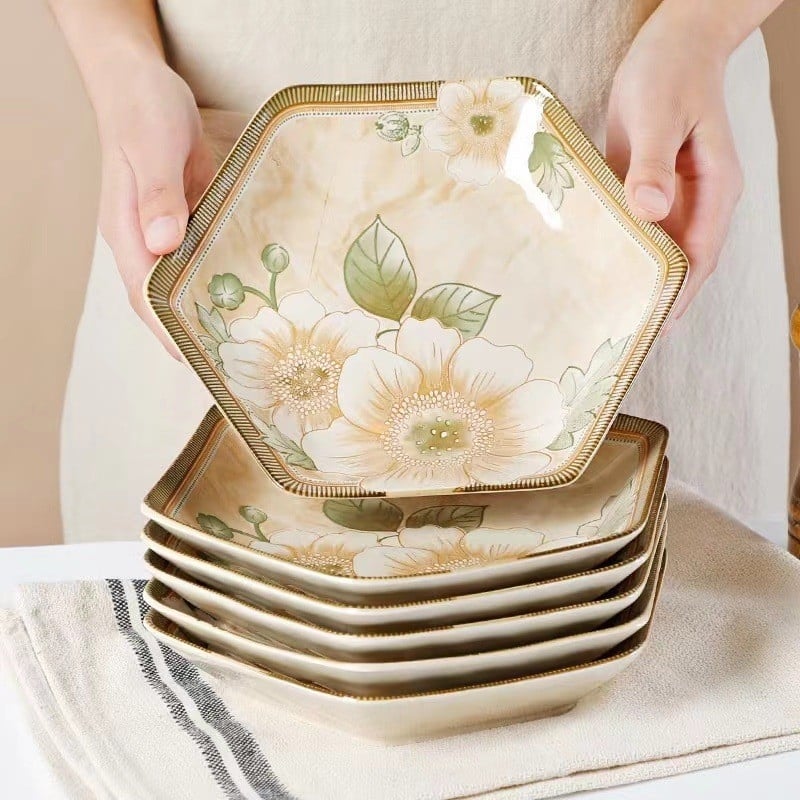 Keramički tanjur s cvjetnim uzorkom, nepravilnog oblika, podglazurni završetak, retro luksuzni stil