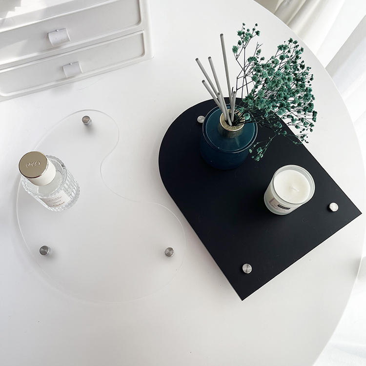 Apvalus organinio stiklo padėklas, šiaurietiškai įkvėptas lengvojo prabangaus stiliaus, skirtas arbatai, vaisiams, kvepalams ir vonios saugojimui