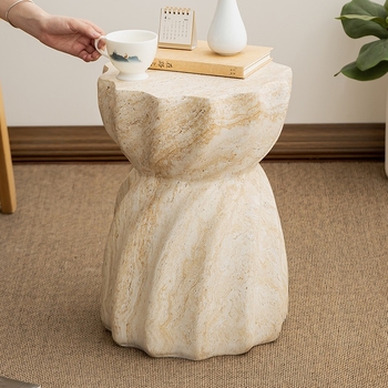 Dīvāna sānu galdiņš, iedvesots no nordiskā dizaina, travertīna imitācija, mākslīgā akmens virsma, mūsdienīgs minimālisma stils, bez rāmis, daudzfunkcionāls