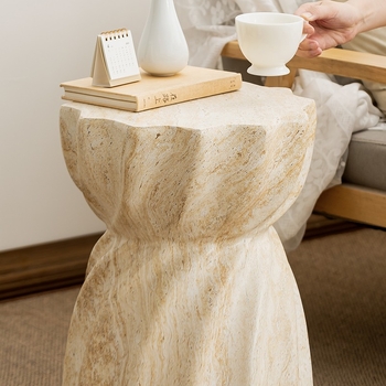 Dīvāna sānu galdiņš, iedvesots no nordiskā dizaina, travertīna imitācija, mākslīgā akmens virsma, mūsdienīgs minimālisma stils, bez rāmis, daudzfunkcionāls