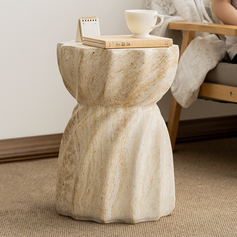 Dīvāna sānu galdiņš, iedvesots no nordiskā dizaina, travertīna imitācija, mākslīgā akmens virsma, mūsdienīgs minimālisma stils, bez rāmis, daudzfunkcionāls