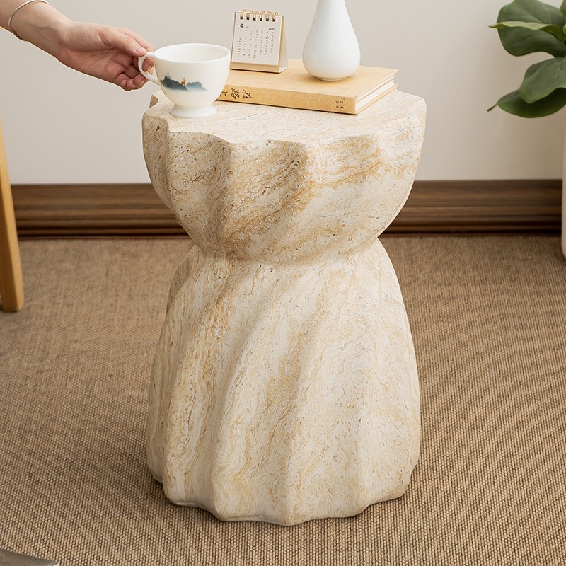 Dīvāna sānu galdiņš, iedvesots no nordiskā dizaina, travertīna imitācija, mākslīgā akmens virsma, mūsdienīgs minimālisma stils, bez rāmis, daudzfunkcionāls