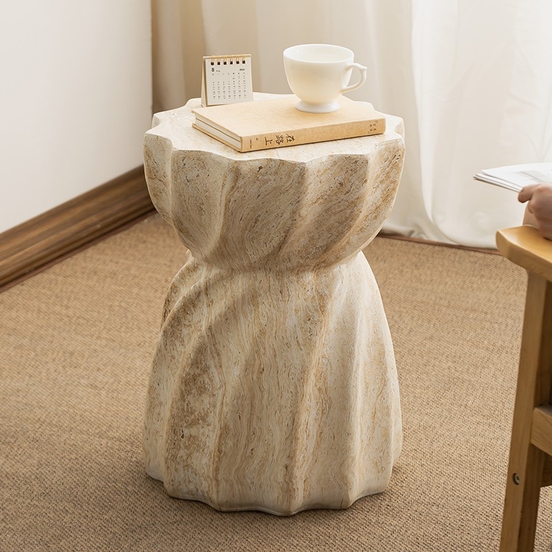 Dīvāna sānu galdiņš, iedvesots no nordiskā dizaina, travertīna imitācija, mākslīgā akmens virsma, mūsdienīgs minimālisma stils, bez rāmis, daudzfunkcionāls