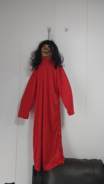 Halloween rekviziti za uređenje prostora: lutka Sadako, žensko tijelo; za barove i uklete domove; Materijal 7536071; IP odobrenje: Ne; Kategorija: rekviziti za uređenje prostora