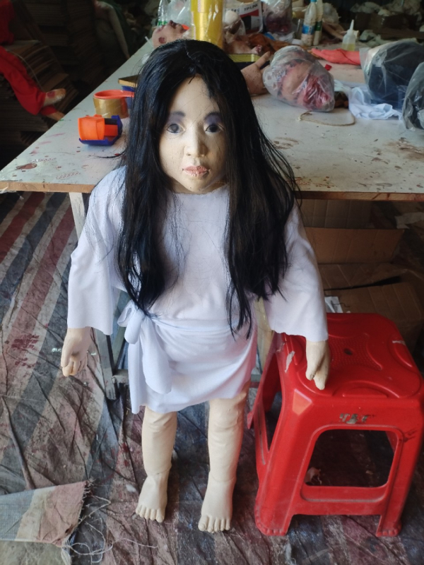 Halloween rekviziti za uređenje prostora: lutka Sadako, žensko tijelo; za barove i uklete domove; Materijal 7536071; IP odobrenje: Ne; Kategorija: rekviziti za uređenje prostora