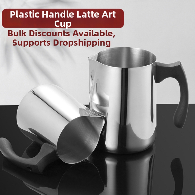 Nerūdijančio plieno latte art puodelis su plastikiniu rankteliu ir skale; įtrauktas latte art cilindras ir vaško lydymo puodelis; lazerinis logotipas graviruotas; FR003; galima pritaikyti