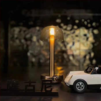 Atjaunojama bar lampiņa ar skārienvadību un bezvadu uzlādi; metāla konstrukcija; spriegums līdz 36V