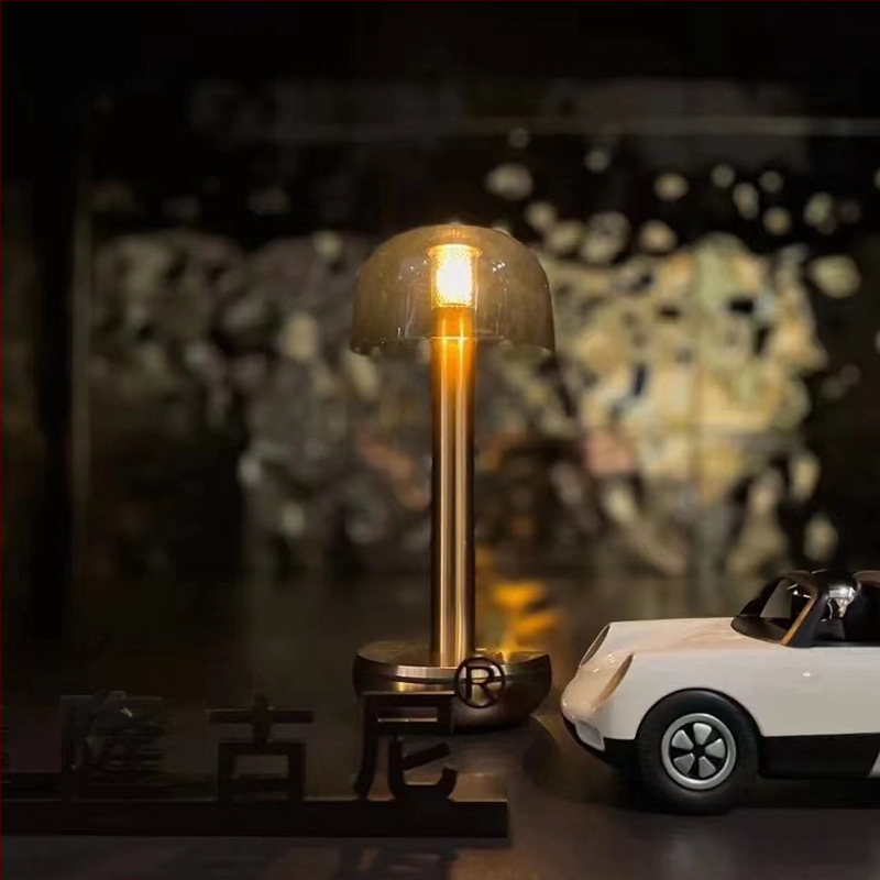 Atjaunojama bar lampiņa ar skārienvadību un bezvadu uzlādi; metāla konstrukcija; spriegums līdz 36V