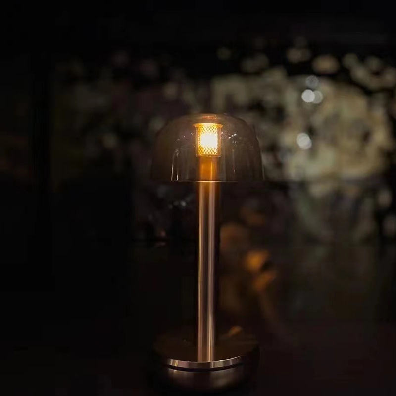 Atjaunojama bar lampiņa ar skārienvadību un bezvadu uzlādi; metāla konstrukcija; spriegums līdz 36V