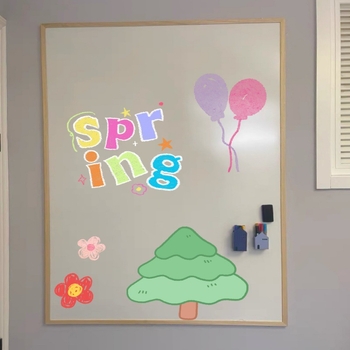 Emalēta dēļa ar koka rāmi un korķi rakstīšanai un bērnu grafitiem, klases sienas dekors