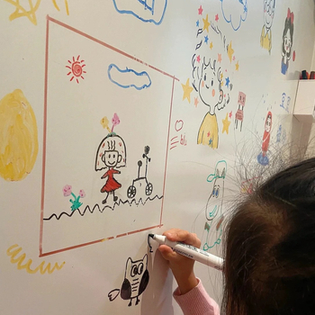 Emalēta dēļa ar koka rāmi un korķi rakstīšanai un bērnu grafitiem, klases sienas dekors