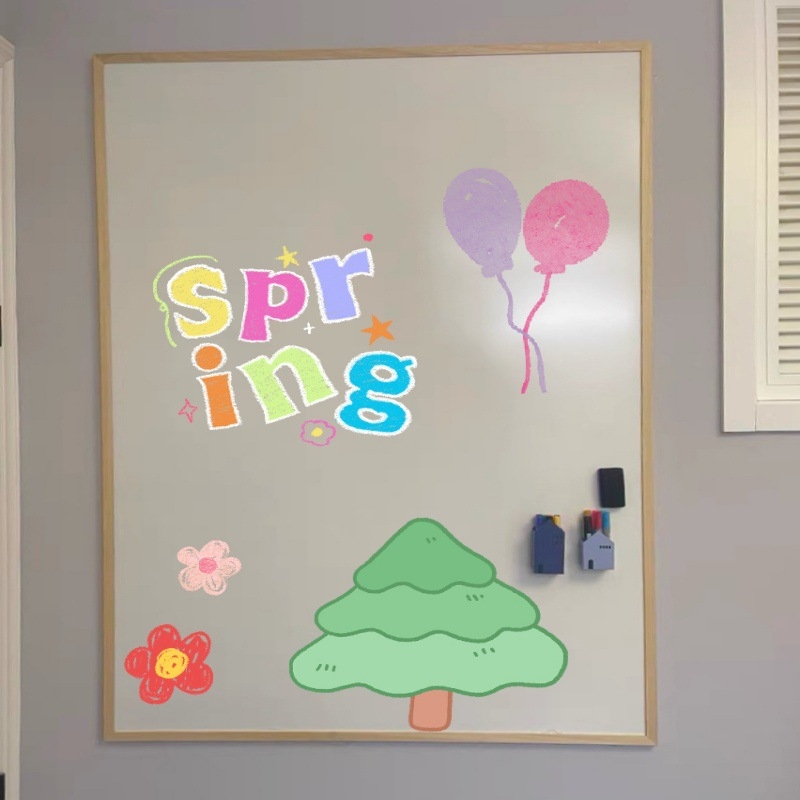 Emalēta dēļa ar koka rāmi un korķi rakstīšanai un bērnu grafitiem, klases sienas dekors